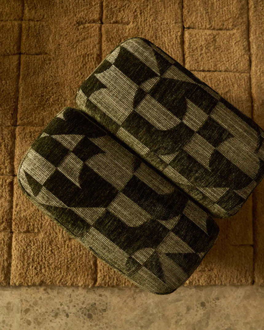 Fußablage Nedilo quadratisch aus geometrischem Jacquard-Gewebe, moosgrün FSC Mix Credit von Kave Home – Bild 3