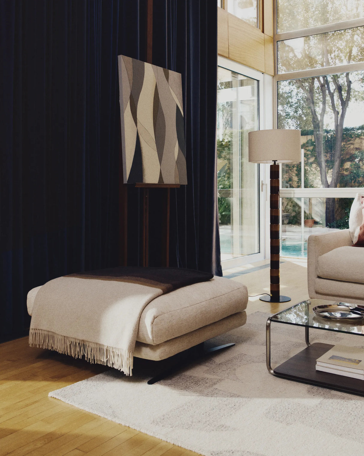 Fußablage Veliro aus beiger Chenille mit schwarzen Stahlbeinen, 85 x 90 cm, FSC Mix Credit von Kave Home – Produktbild 2