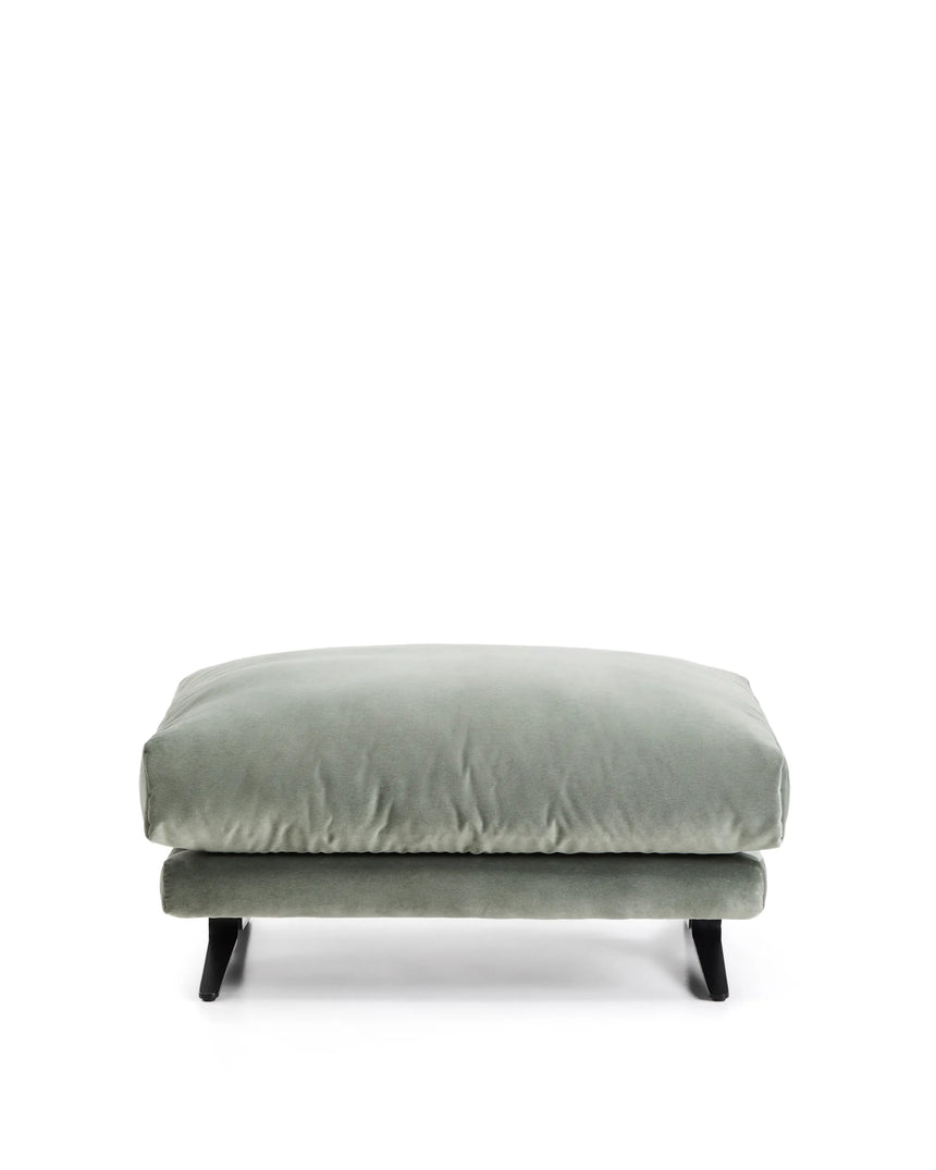 Fußablage Veliro mit grünem Samt und Stahlbeinen mit schwarzem Finish, 85 x 90 cm, FSC Mix Credit von Kave Home – Produktbild 1