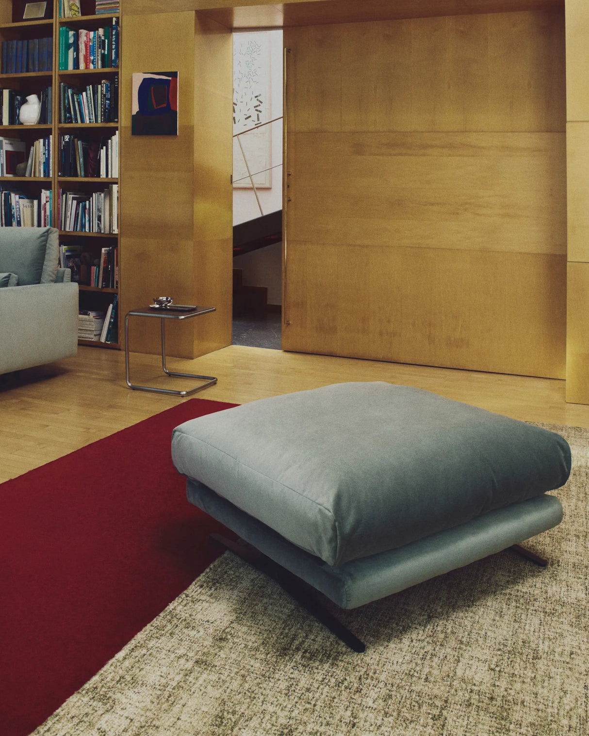 Fußablage Veliro mit grünem Samt und Stahlbeinen mit schwarzem Finish, 85 x 90 cm, FSC Mix Credit von Kave Home – Produktbild 2