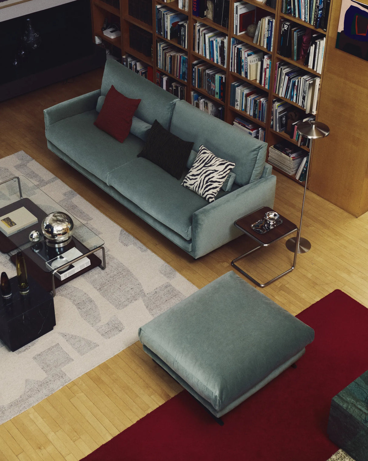 Fußablage Veliro mit grünem Samt und Stahlbeinen mit schwarzem Finish, 85 x 90 cm, FSC Mix Credit von Kave Home – Produktbild 3