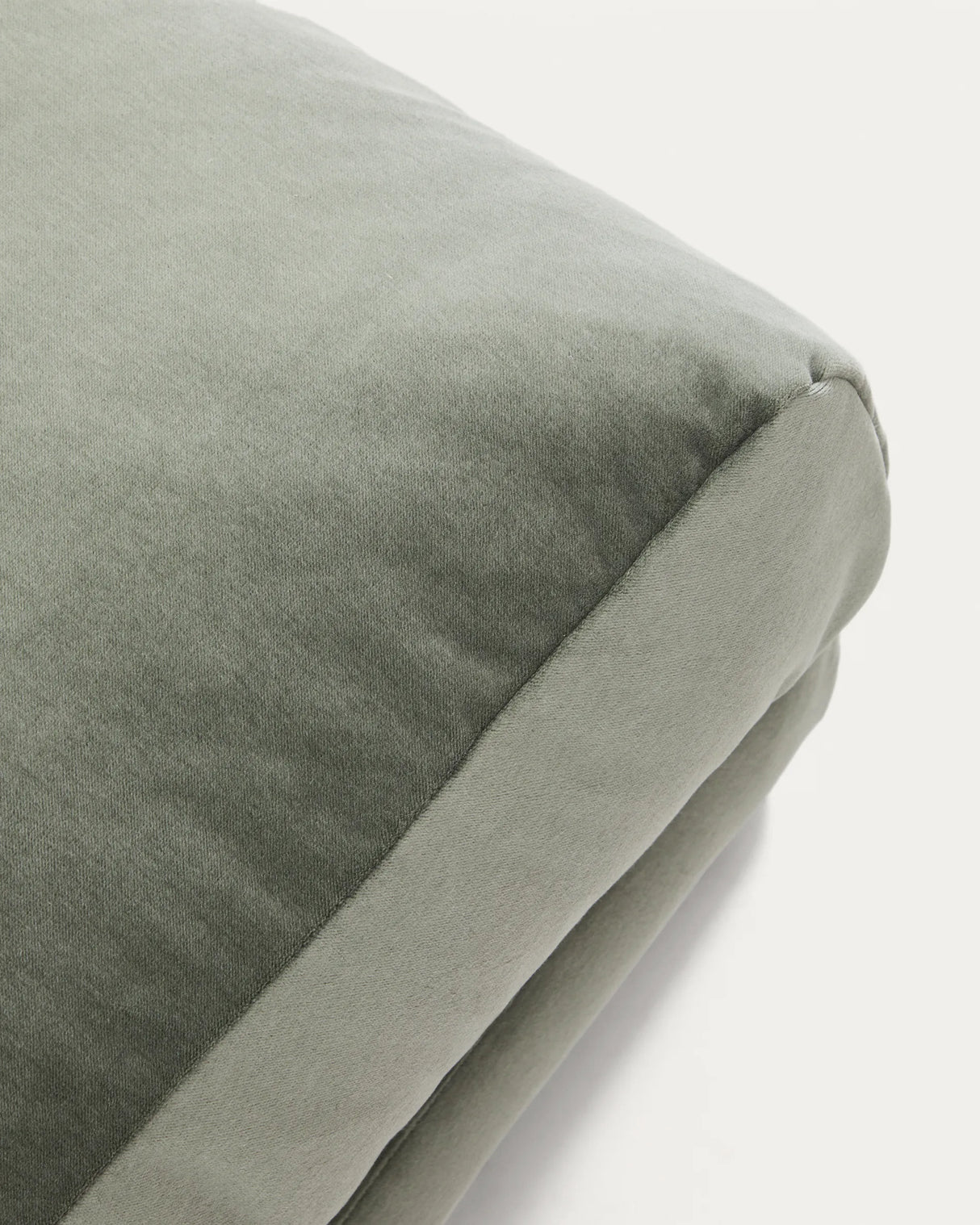 Fußablage Veliro mit grünem Samt und Stahlbeinen mit schwarzem Finish, 85 x 90 cm, FSC Mix Credit von Kave Home – Produktbild 6