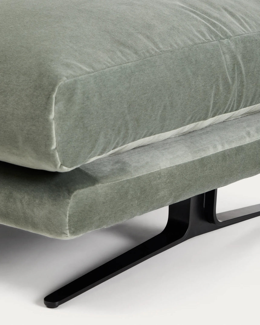 Fußablage Veliro mit grünem Samt und Stahlbeinen mit schwarzem Finish, 85 x 90 cm, FSC Mix Credit von Kave Home – Produktbild 7