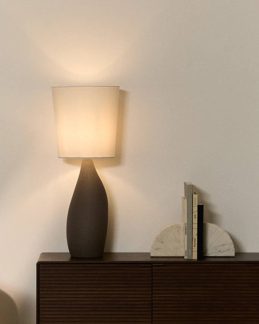 Große Tischlampe Viona in strukturierter Steinoptik mit einem Lampenschirm aus Baumwolle von Kave Home – Bild 2