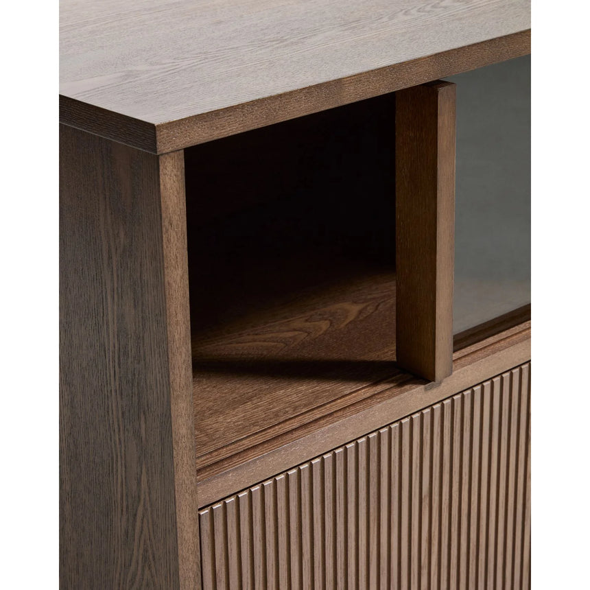 Helvine TV-Möbel mit 4 Türen und 2 Schubladen aus Eschenfurnier mit dunklem Nussbaum-Finish und gehärtetem Glas, 200 x 54 cm, FSC 100% von Kave Home – Bild 10