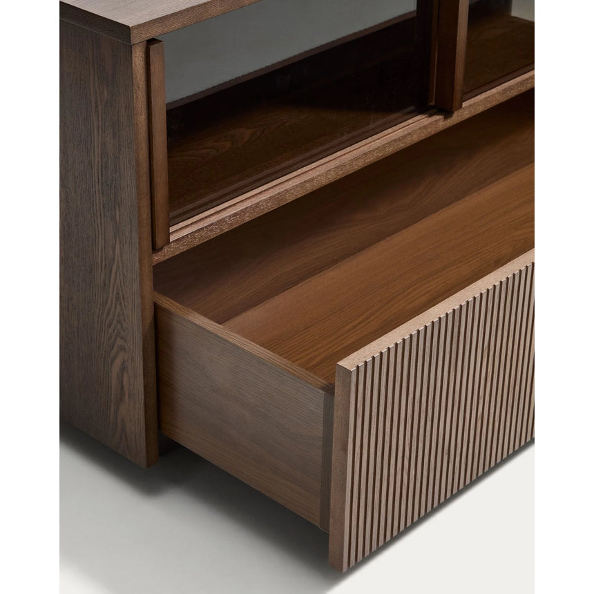 Helvine TV-Möbel mit 4 Türen und 2 Schubladen aus Eschenfurnier mit dunklem Nussbaum-Finish und gehärtetem Glas, 200 x 54 cm, FSC 100% von Kave Home – Bild 8