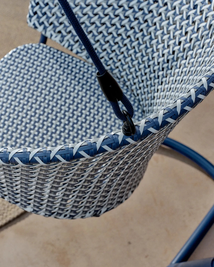 Hängesessel mit Fuß Saliga aus Aluminium und blauem synthetischen Rattan von Kave Home – Bild 4