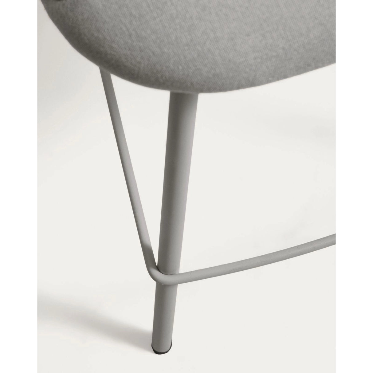 Hocker Bonali mit grauer Chenille und Beinen aus grauem Metall, FSC Mix Credit, 65 cm von Kave Home – Bild 11