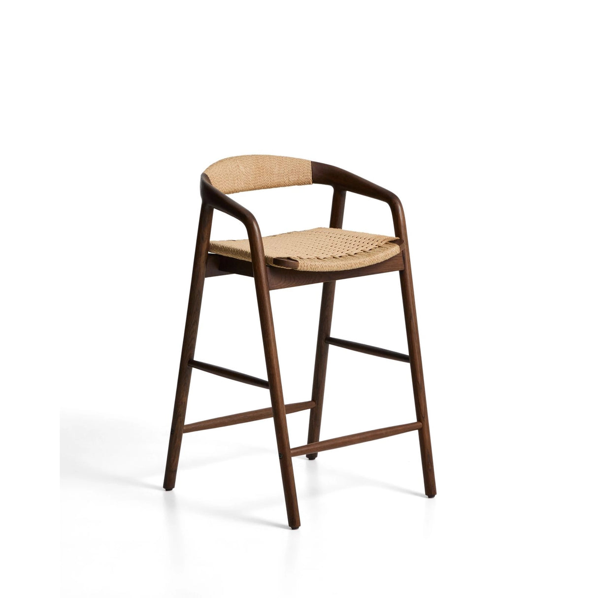 Hocker Derile aus massivem Eichenholz mit Nussbaum-Finish und beigem Papierseil FSC 100% 65 cm von Kave Home – Bild 1