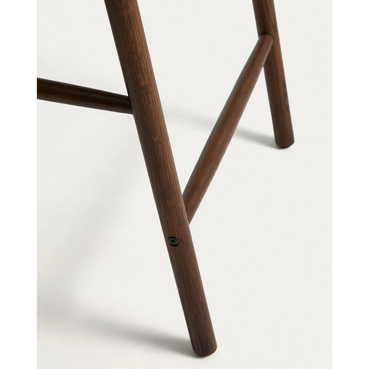 Hocker Derile aus massivem Eichenholz mit Nussbaum-Finish und beigem Papierseil FSC 100% 65 cm von Kave Home – Bild 10