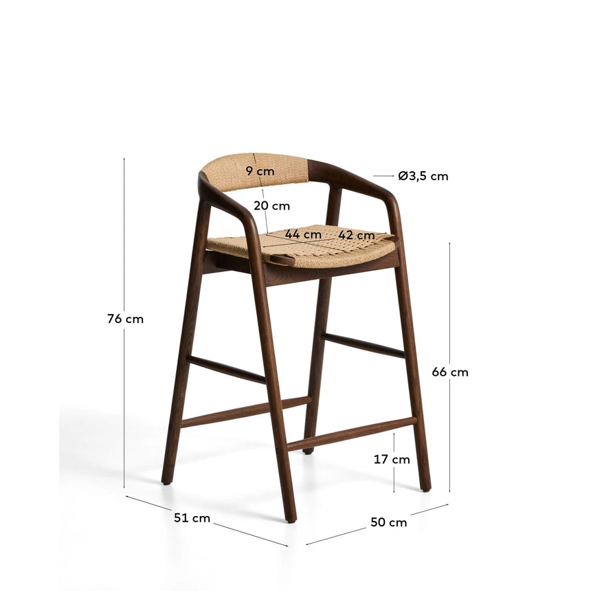 Hocker Derile aus massivem Eichenholz mit Nussbaum-Finish und beigem Papierseil FSC 100% 65 cm von Kave Home – Bild 3