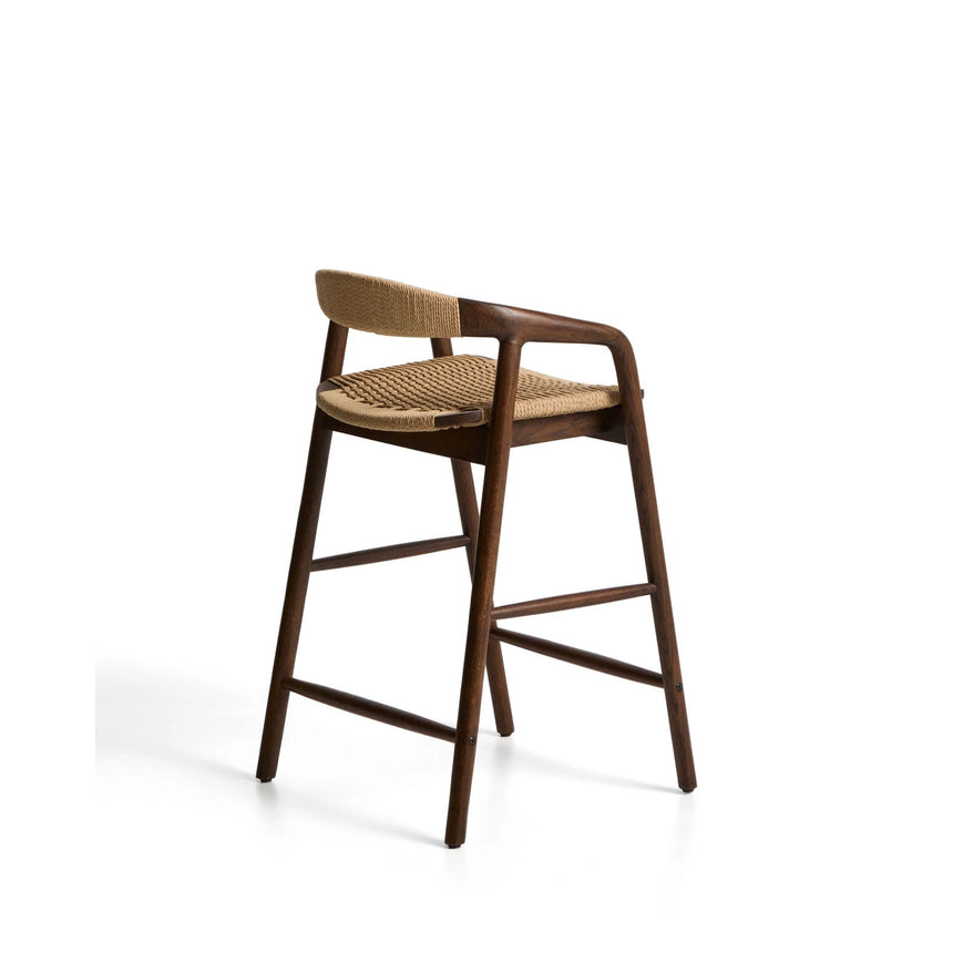 Hocker Derile aus massivem Eichenholz mit Nussbaum-Finish und beigem Papierseil FSC 100% 65 cm von Kave Home – Bild 5