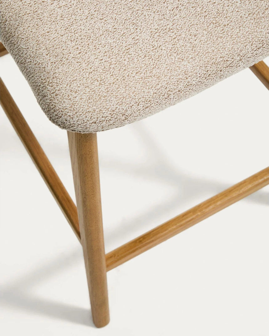 Hocker Elnor aus Chenille und Beinen aus massivem Eichenholz mit Finish, 65 cm von Kave Home – Bild 8