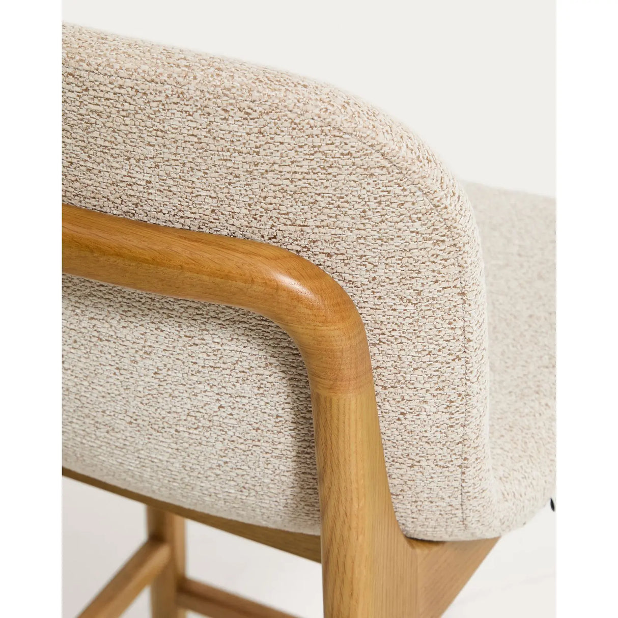 Hocker Elnor aus Chenille und Beinen aus massivem Eichenholz mit Finish, 65 cm von Kave Home – Bild 9