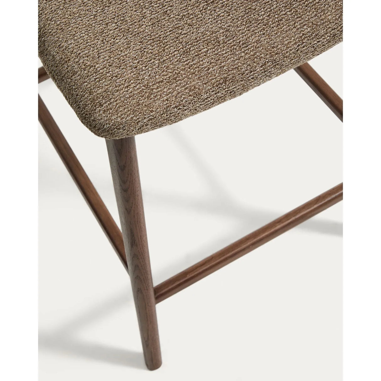 Hocker Elnor aus brauner Chenille und Beinen aus massivem Eichenholz mit Nussbaum-Finish 65 cm von Kave Home – Bild 10