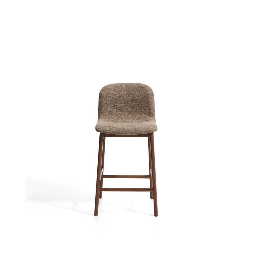 Hocker Elnor aus brauner Chenille und Beinen aus massivem Eichenholz mit Nussbaum-Finish 65 cm von Kave Home – Bild 3