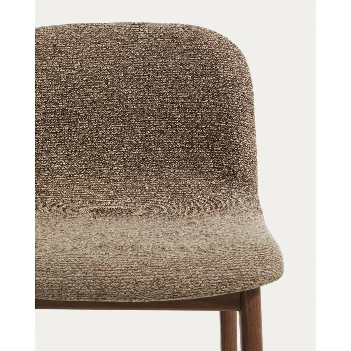 Hocker Elnor aus brauner Chenille und Beinen aus massivem Eichenholz mit Nussbaum-Finish 65 cm von Kave Home – Bild 7