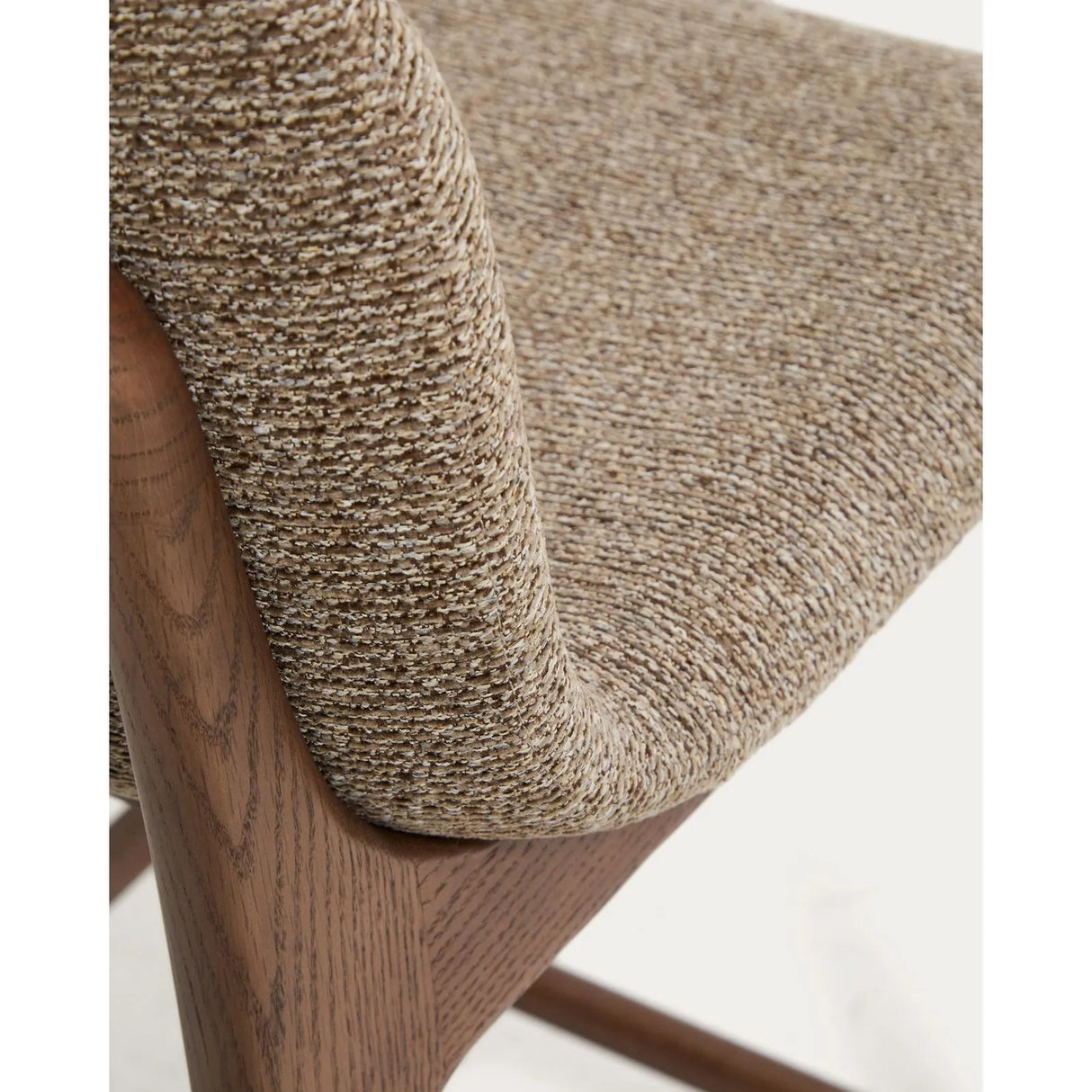 Hocker Elnor aus brauner Chenille und Beinen aus massivem Eichenholz mit Nussbaum-Finish 65 cm von Kave Home – Bild 8