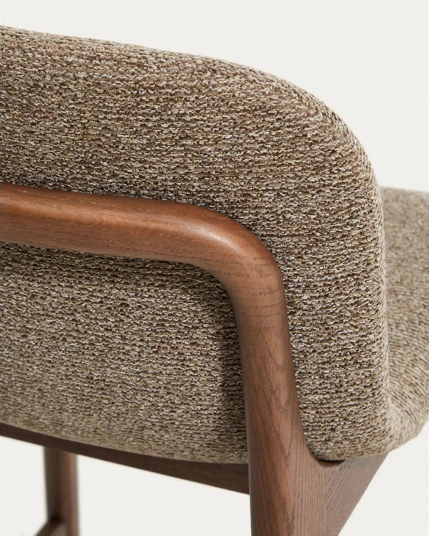 Hocker Elnor aus brauner Chenille und Beinen aus massivem Eichenholz mit Nussbaum-Finish 65 cm von Kave Home – Bild 9