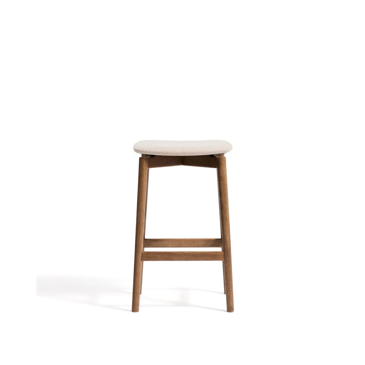 Hocker Evera aus Eichenfurnier mit Nussbaumfinish oder naturfarben und Chenille, 65 cm von Kave Home – Bild 5