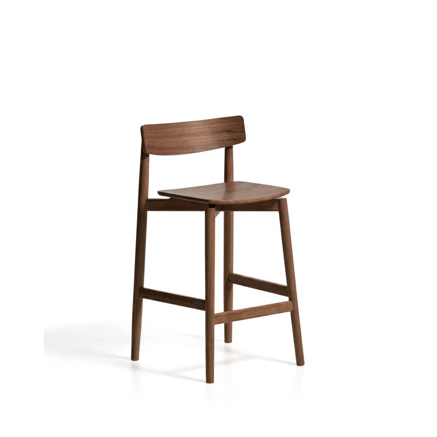 Hocker Evera mit Rückenlehne aus Eichenfurnier mit Nussbaumfinish oder Naturfarben, 65 cm von Kave Home – Bild 1