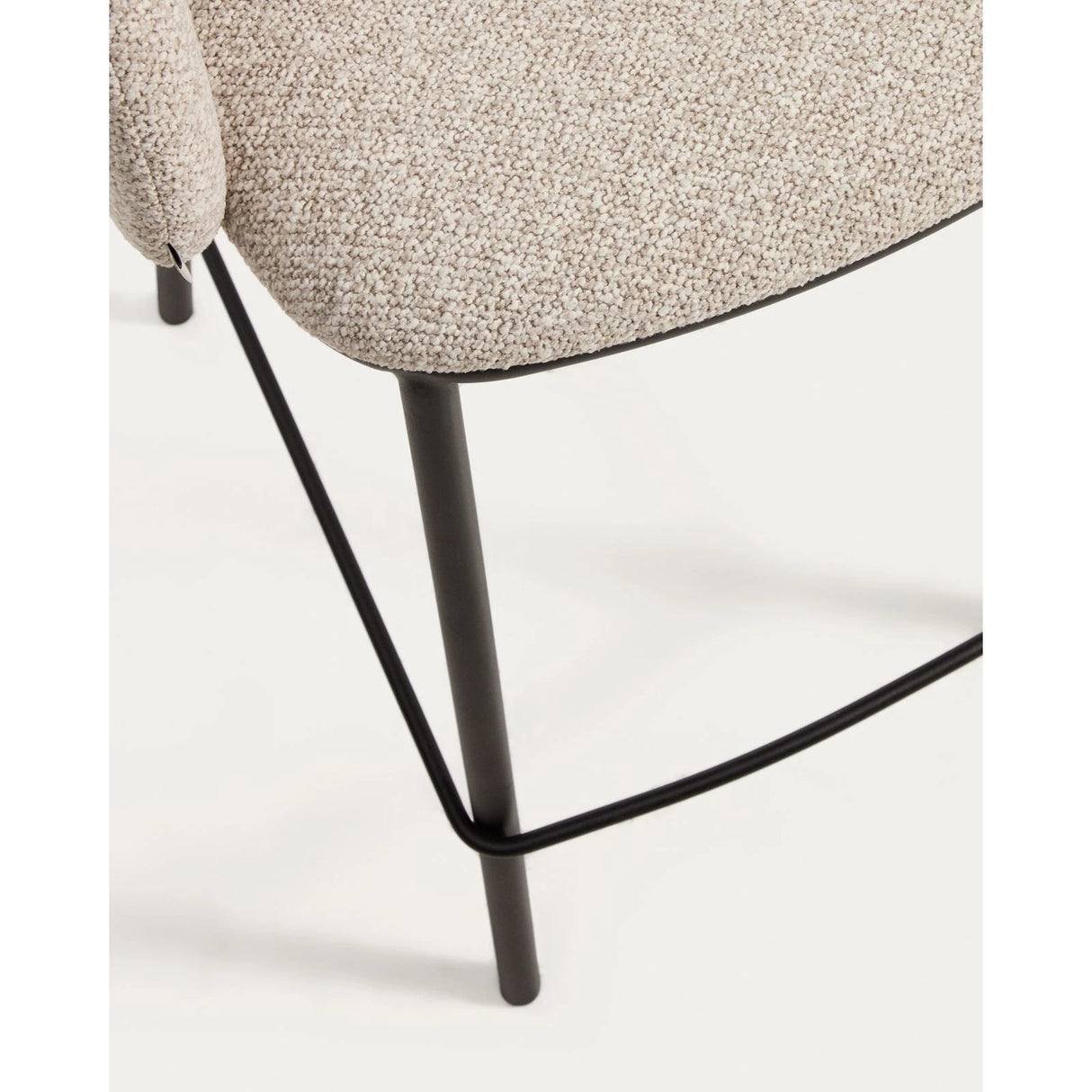 Hocker Maina aus dicker beigefarbener Chenille und Stahlbeinen mit schwarzer Beschichtung FSC Mix Credit 65 cm von Kave Home – Bild 10