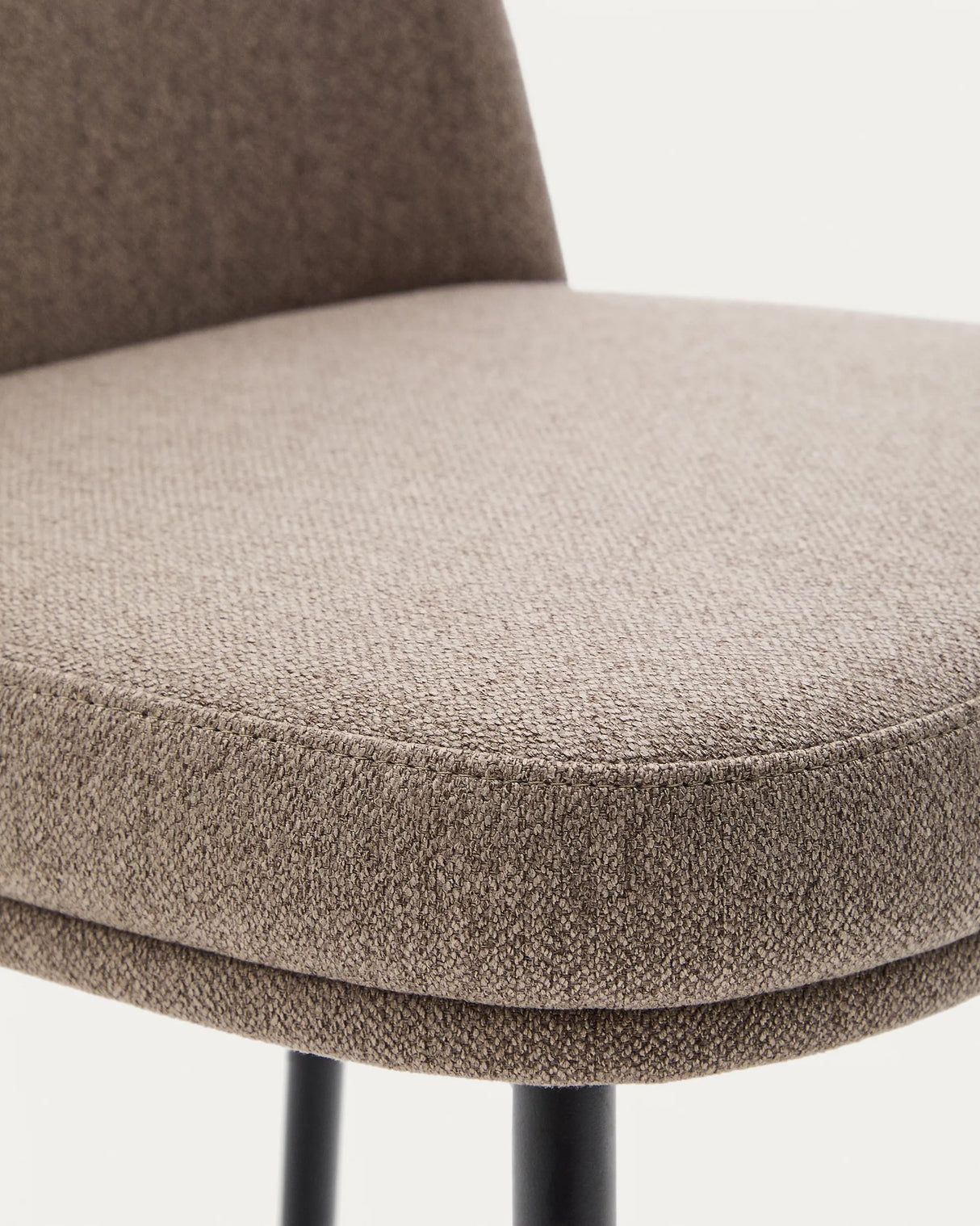 Hocker Minami aus braunem Chenille mit Stahlbeinen in Schwarz Höhe 65 cm von Kave Home – Produktbild 6