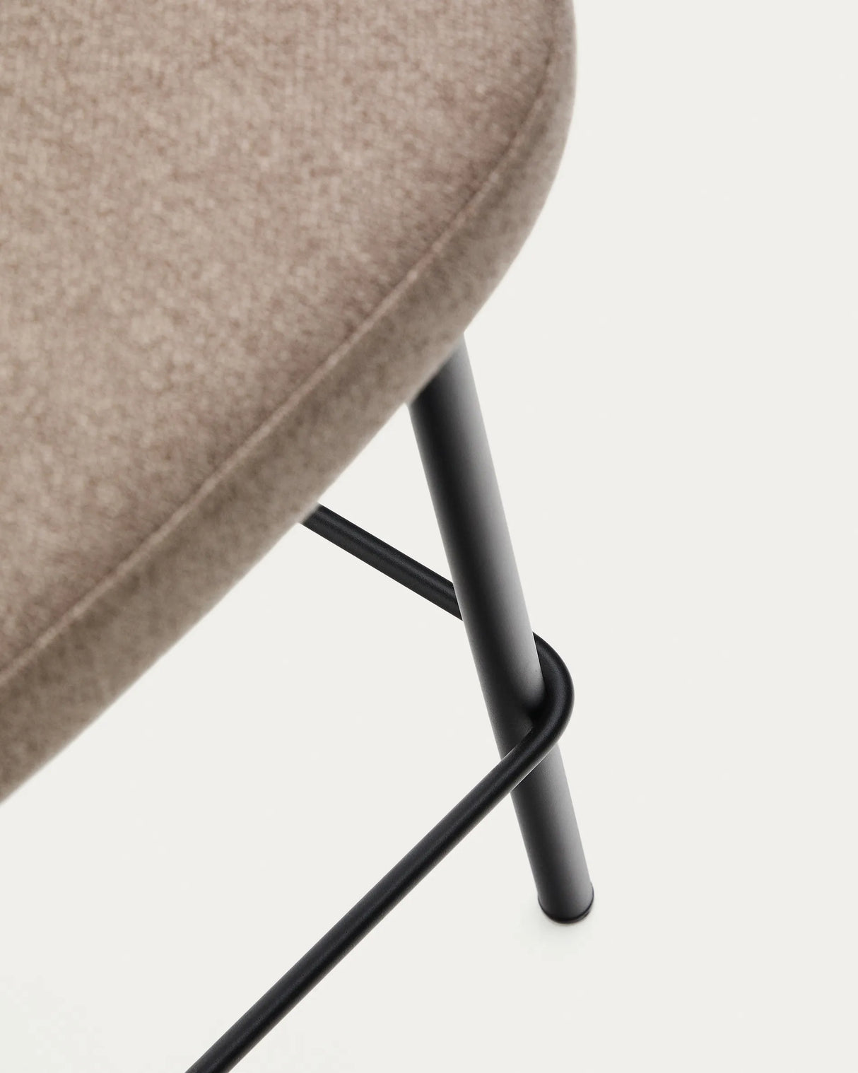 Hocker Minami aus braunem Chenille mit Stahlbeinen in Schwarz Höhe 65 cm von Kave Home – Produktbild 7