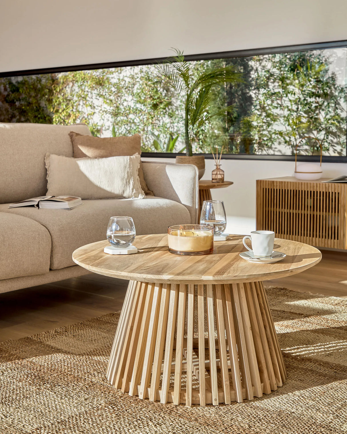 Jeanette Couchtisch aus massivem Teakholz Ø 80 cm von Kave Home – Produktbild 5