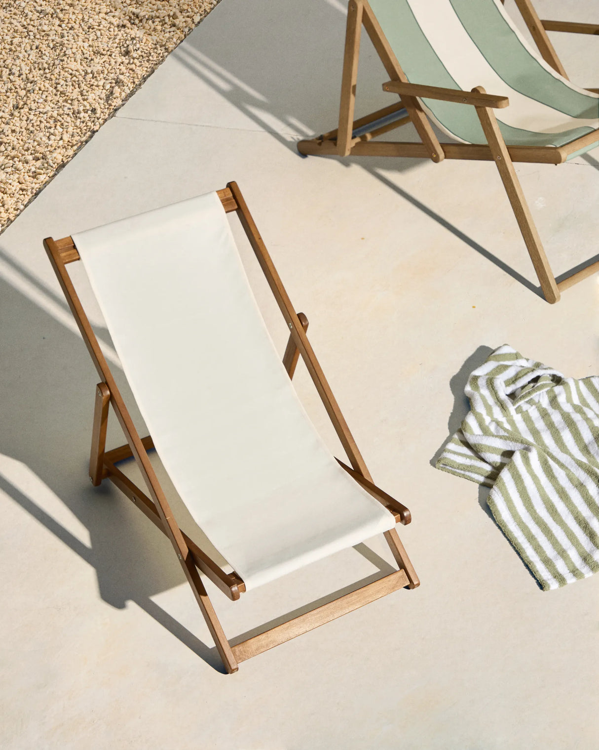 Klappbarer Outdoor-Liegestuhl Adredna für Kinder in Beige aus massivem Akazienholz FSC 100 % von Kave Home – Produktbild 6