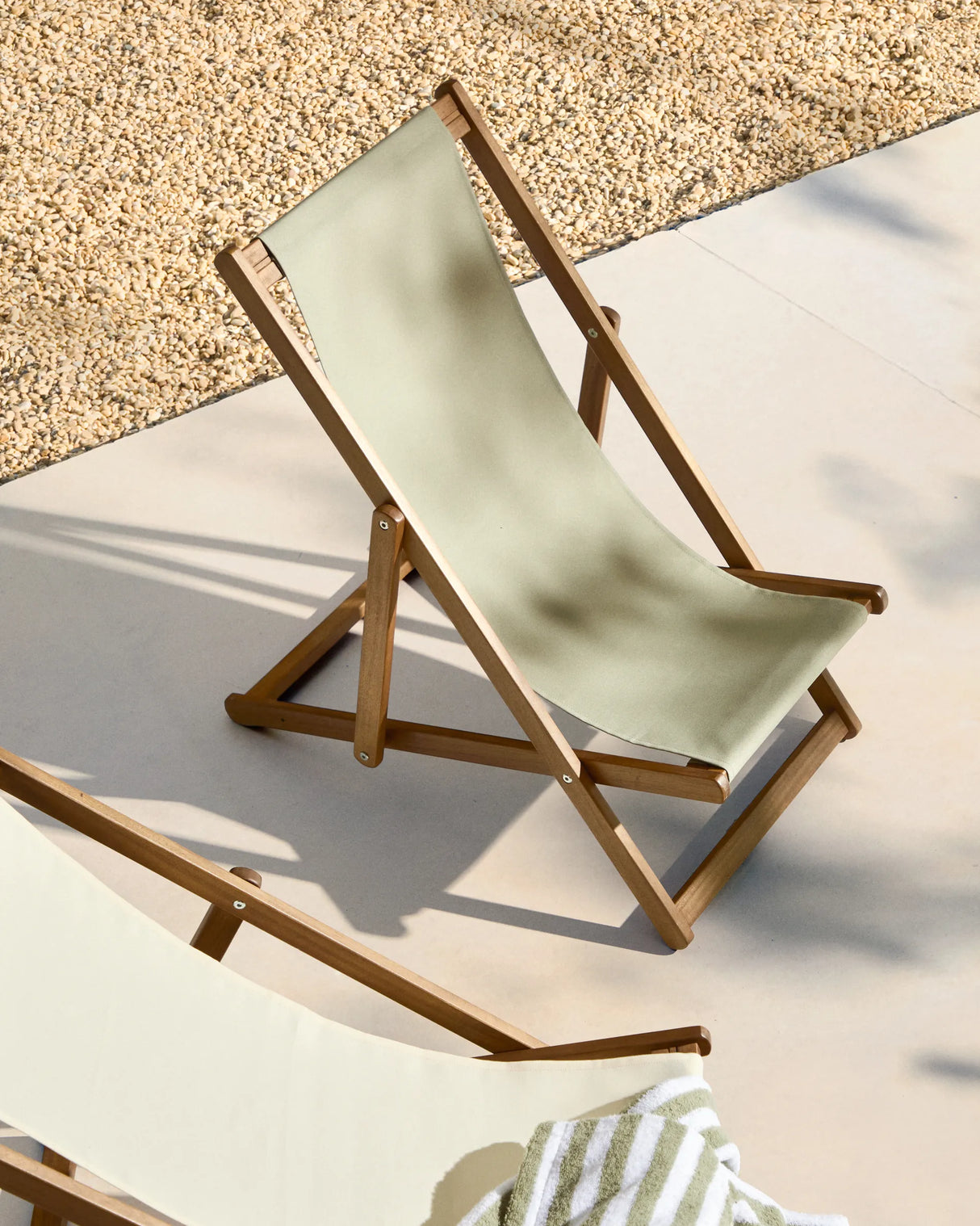 Klappbarer Outdoor-Liegestuhl Adredna für Kinder in Grün aus massivem Akazienholz FSC 100 % von Kave Home – Produktbild 6