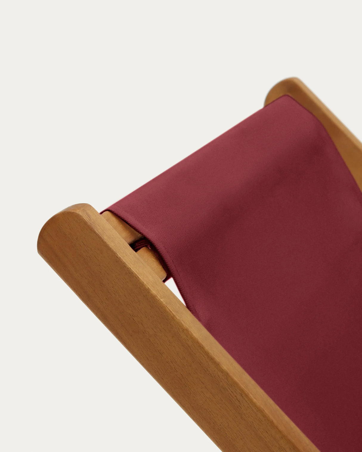 Klappbarer Outdoor-Liegestuhl Adredna in Weinrot aus massivem Akazienholz FSC 100% von Kave Home – Produktbild 1