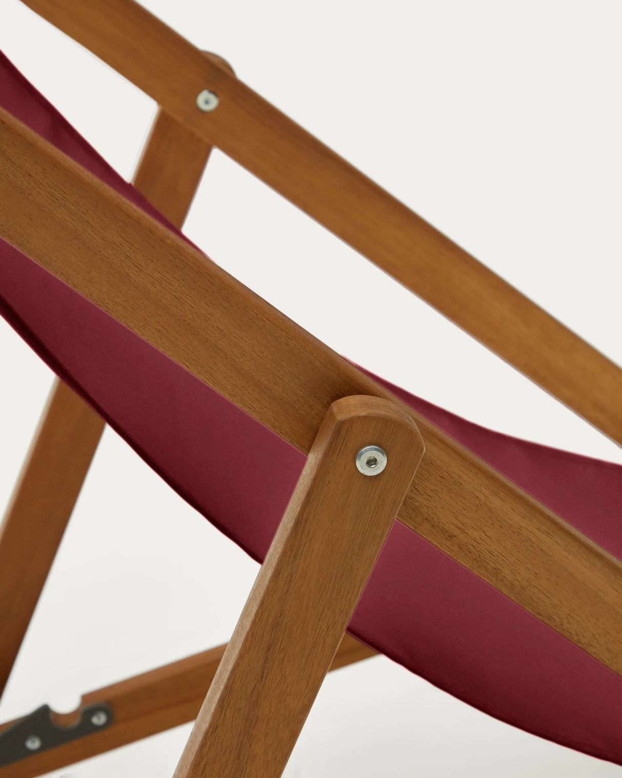Klappbarer Outdoor-Liegestuhl Adredna in Weinrot aus massivem Akazienholz FSC 100% von Kave Home – Produktbild 2