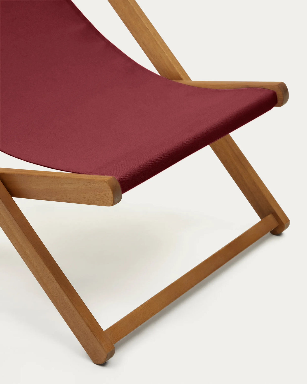 Klappbarer Outdoor-Liegestuhl Adredna in Weinrot aus massivem Akazienholz FSC 100% von Kave Home – Produktbild 3