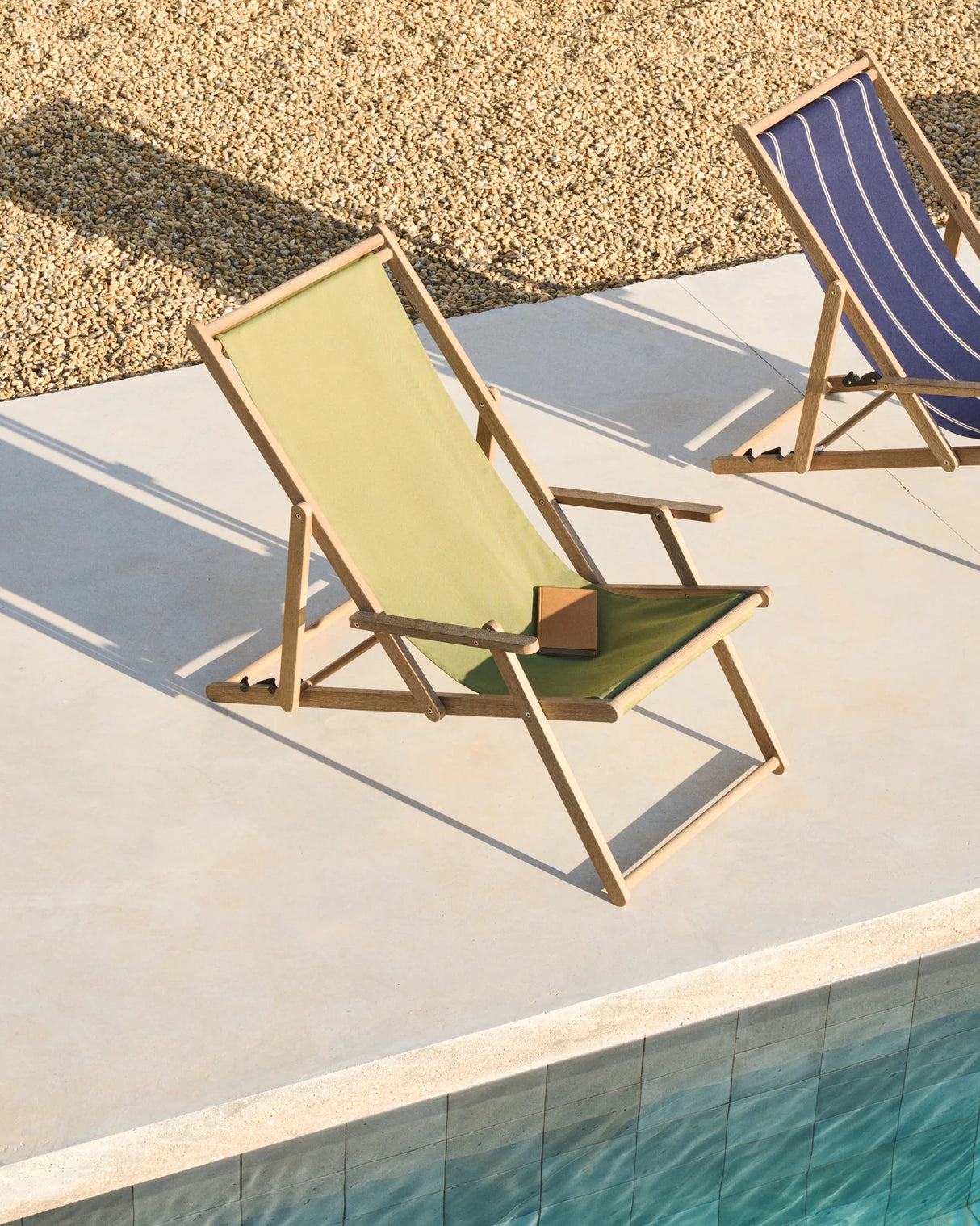 Klappbarer Outdoor-Liegestuhl Vilara in Grün aus massivem Akazienholz FSC 100% von Kave Home – Produktbild 7