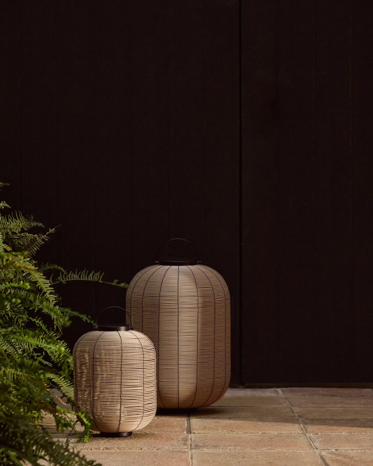 Kleine tragbare LED-Tischlampe Saranella aus hellgrauem synthetischem Rattan von Kave Home – Bild 2