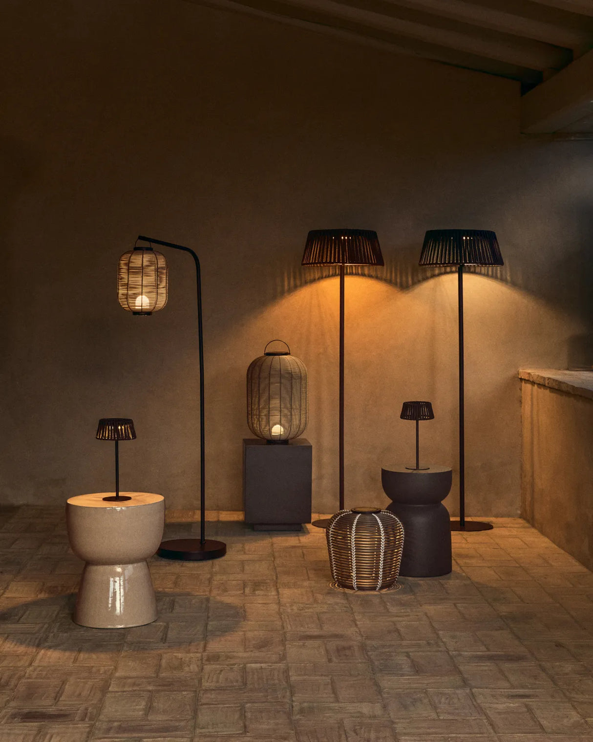 Kleine tragbare LED-Tischlampe Saranella aus hellgrauem synthetischem Rattan von Kave Home – Bild 3