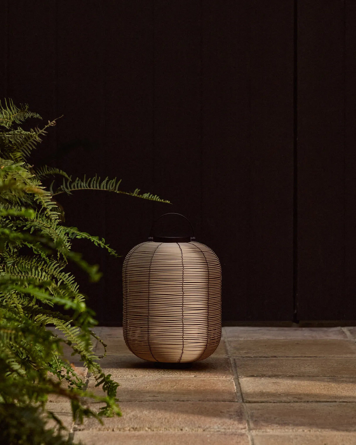 Kleine tragbare LED-Tischlampe Saranella aus hellgrauem synthetischem Rattan von Kave Home – Bild 4