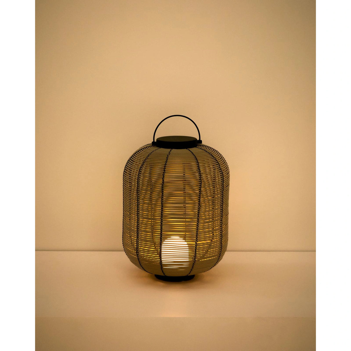 Kleine tragbare LED-Tischlampe Saranella aus hellgrauem synthetischem Rattan von Kave Home – Bild 5