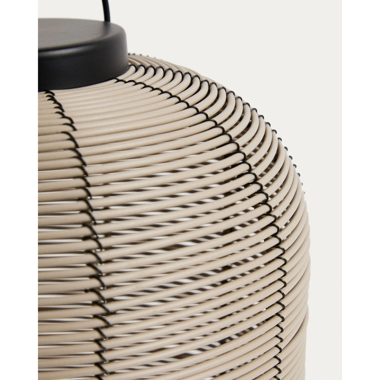 Kleine tragbare LED-Tischlampe Saranella aus hellgrauem synthetischem Rattan von Kave Home – Bild 8