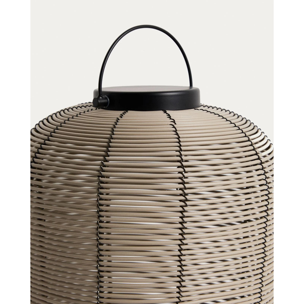 Kleine tragbare LED-Tischlampe Saranella aus hellgrauem synthetischem Rattan von Kave Home – Bild 9