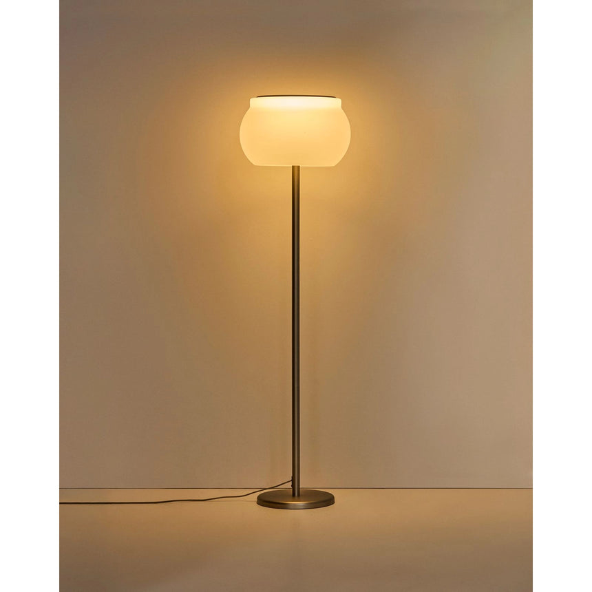 LED-Stehlampe Leruna aus satiniertem Glas und Metall mit verzinktem Finish von Kave Home – Bild 6