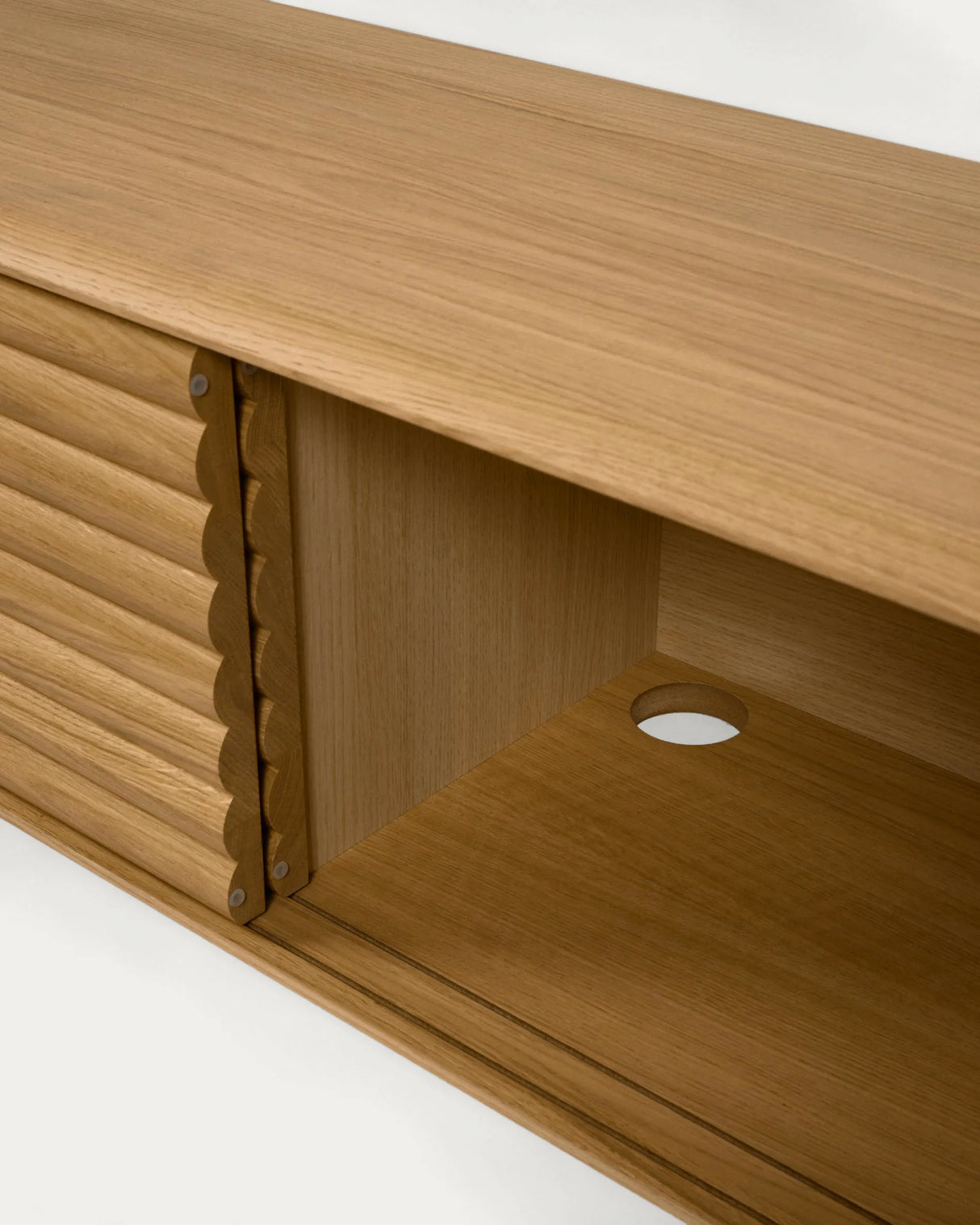 Lenon TV-Schrank 2 Türen aus massiver Eiche und Furnier 200 x 57 cm FSC MIX Credit von Kave Home – Produktbild 2