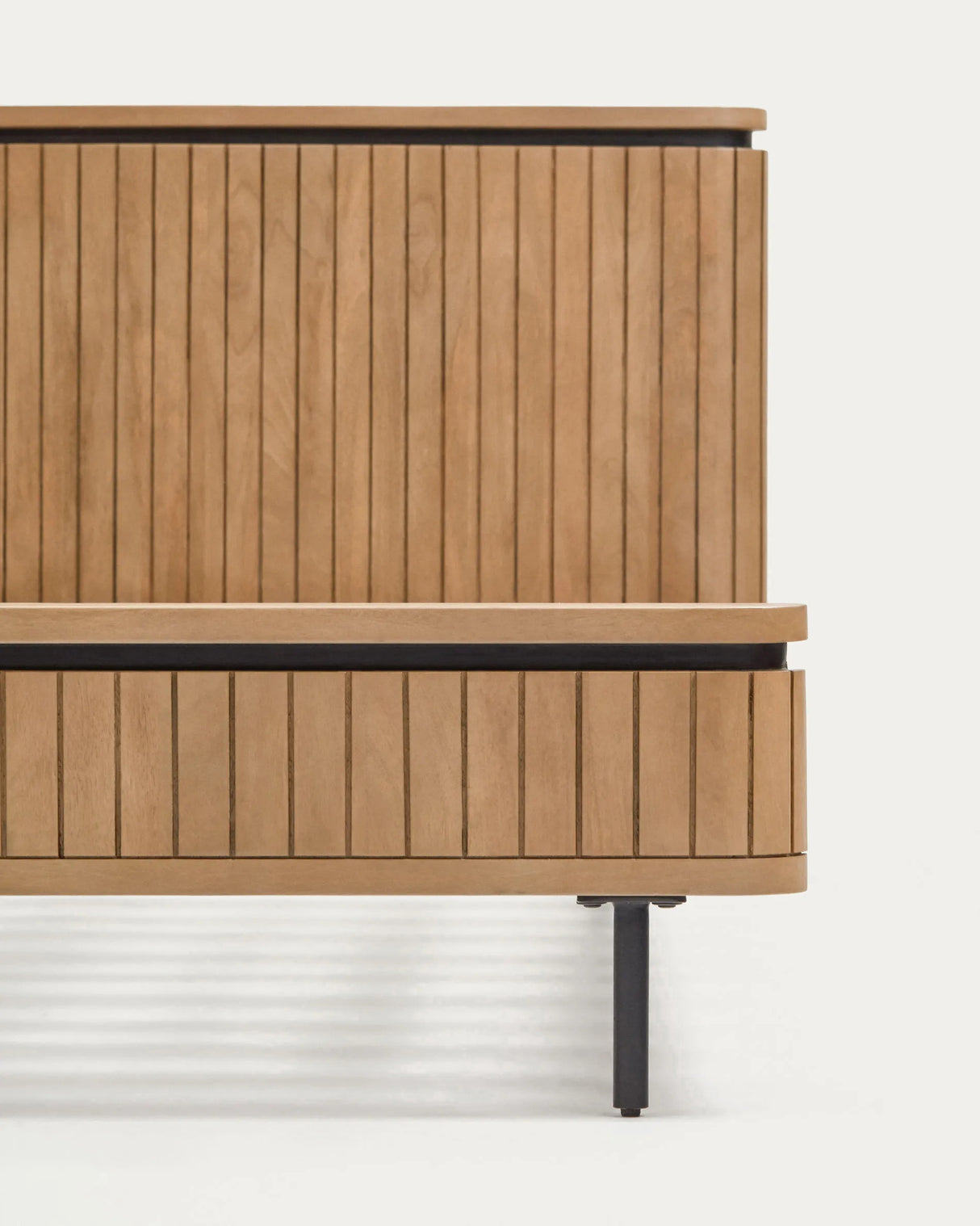 Licia Bett aus massivem Mangoholz und schwarz lackiertem Metall für Matratze von 160 x 200 cm von Kave Home – Produktbild 1