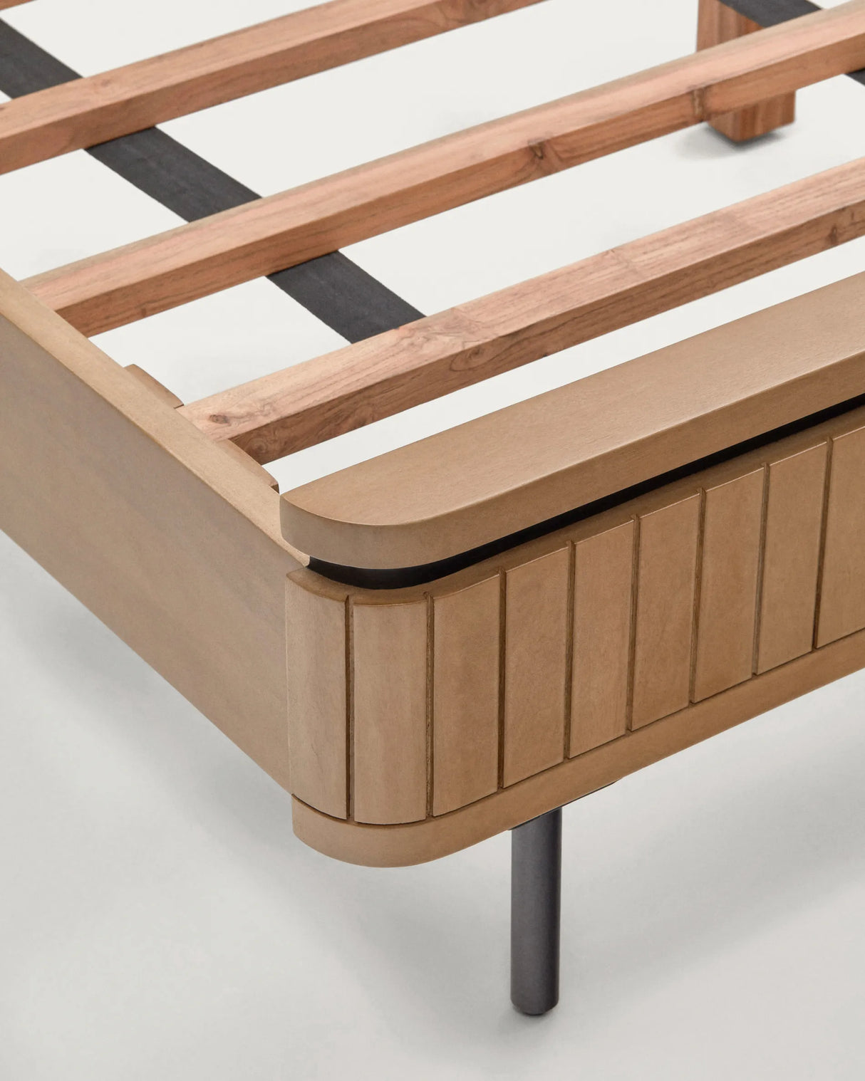 Licia Bett aus massivem Mangoholz und schwarz lackiertem Metall für Matratze von 160 x 200 cm von Kave Home – Produktbild 3