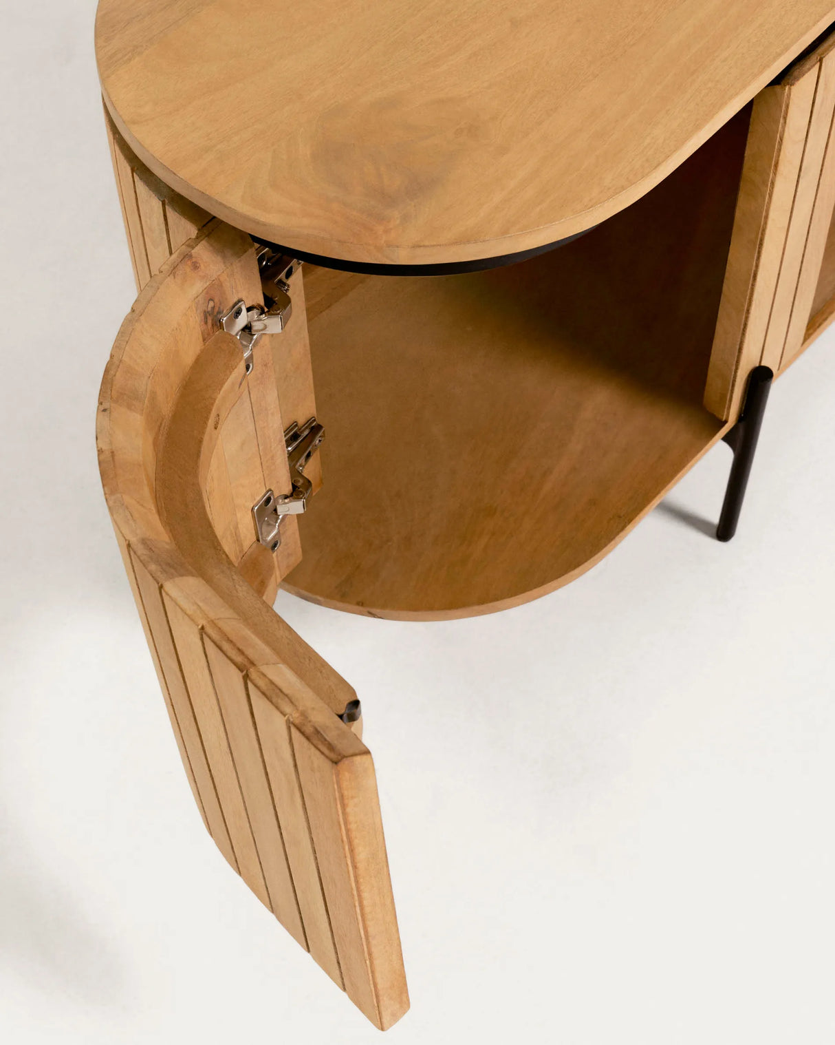 Licia TV-Schrank 2 Türen aus massivem Mangoholz Metall mit schwarzem Finish 160 x 56 cm von Kave Home – Produktbild 10