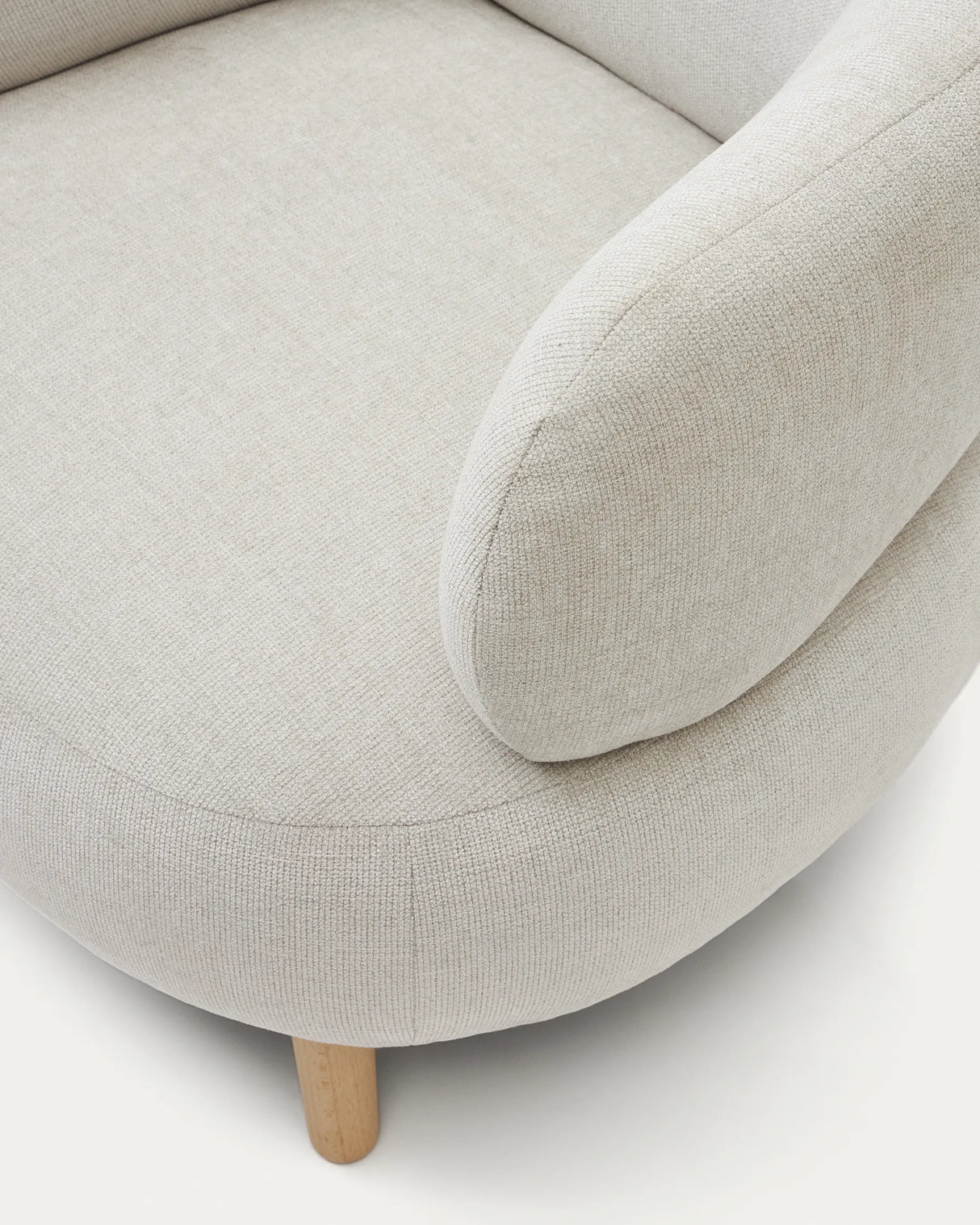 Luisa Sessel in Perle mit Beinen aus massiver Buche von Kave Home – Produktbild 2