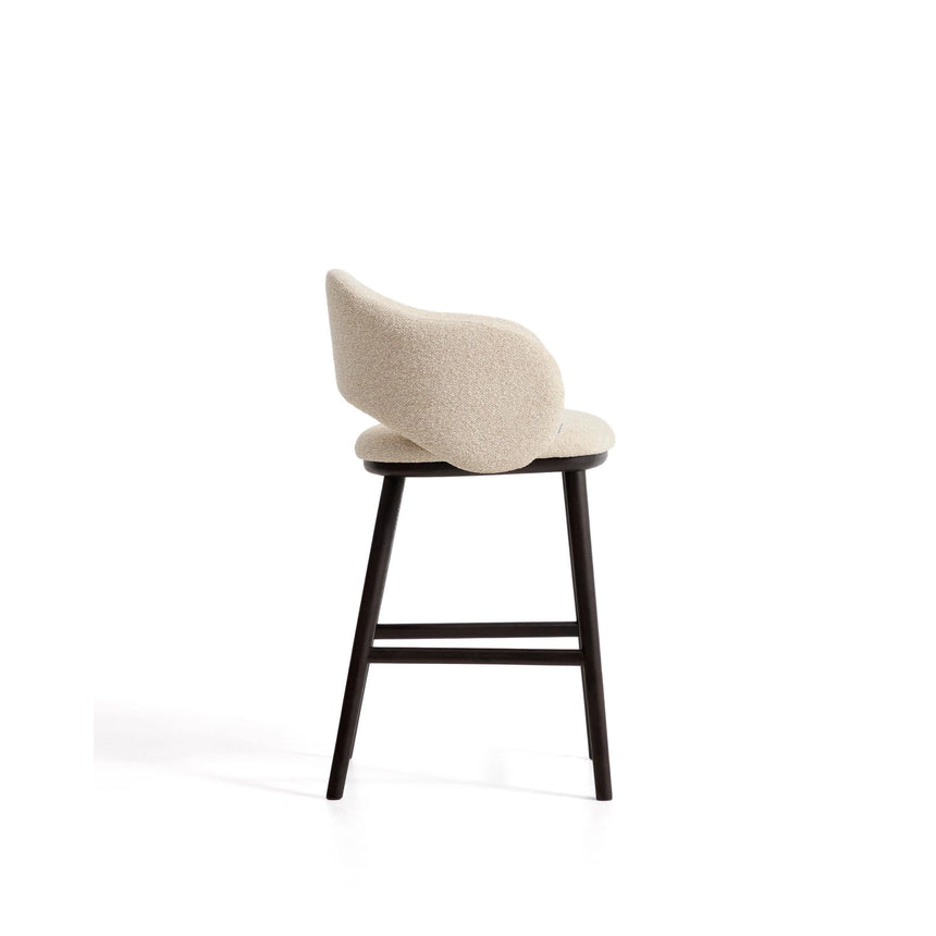 Maina Hocker aus beigem dickem Chenille mit Beinen aus massivem Eschenholz in Ebenholzoptik, FSC Mix Credit 65 cm von Kave Home – Bild 3