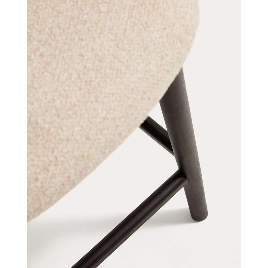 Maina Hocker aus beigem dickem Chenille mit Beinen aus massivem Eschenholz in Ebenholzoptik, FSC Mix Credit 65 cm von Kave Home – Bild 9