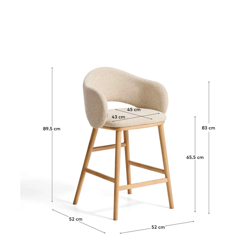 Maina Hocker aus beigem dickem Chenille mit Beinen aus massivem Eschenholz in Naturton, FSC Mix Credit 65 cm von Kave Home – Bild 2